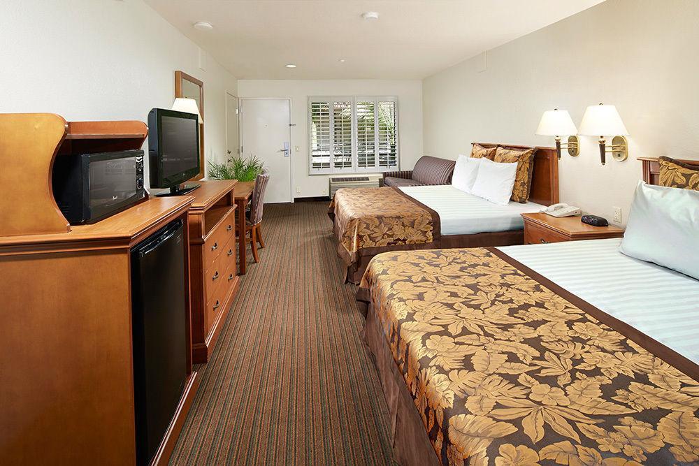Anaheim Desert Inn & Suites Extérieur photo